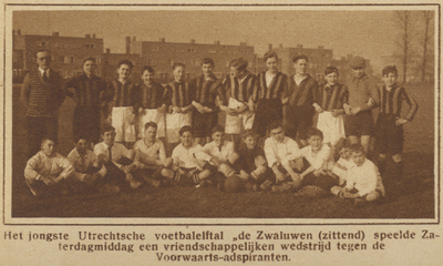 871010 Groepsportret van de aspirantenvoetbalelftallen van De Zwaluwen en Voorwaarts bij de vriendschappelijke ...